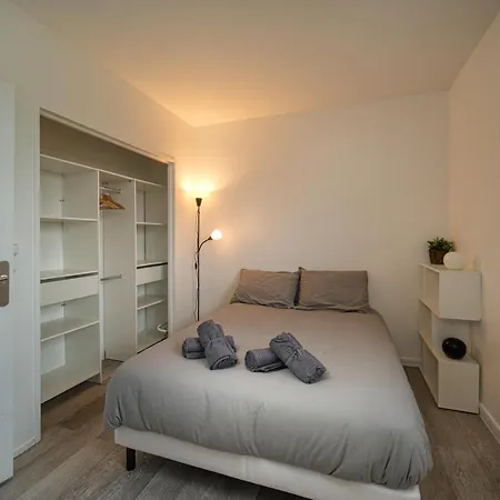 Apartment Equipe Parking Balcon 2 *